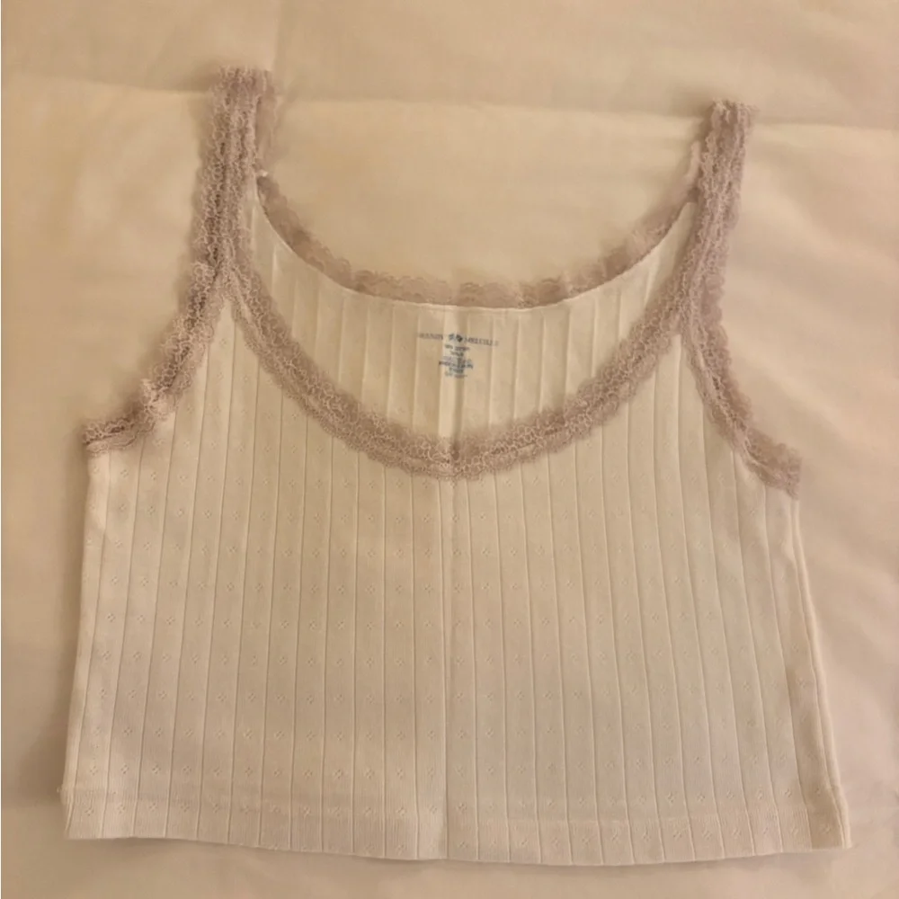 Brandy Melville pointelle lace cami white Chic Cream Lace Trim Tank Top - Picture 1 of 4